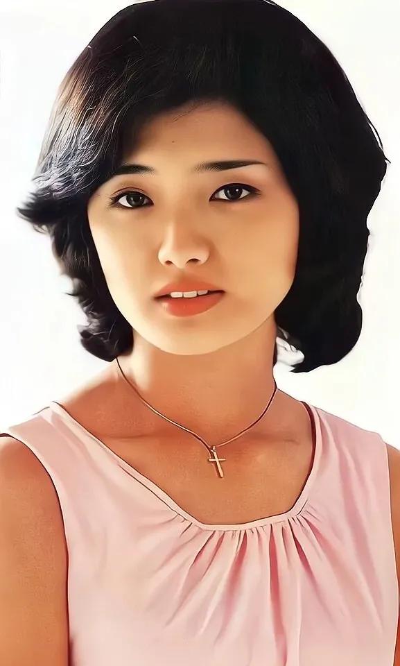 曾紅遍全世界的日本櫻花女神山口百惠，為愛隱退