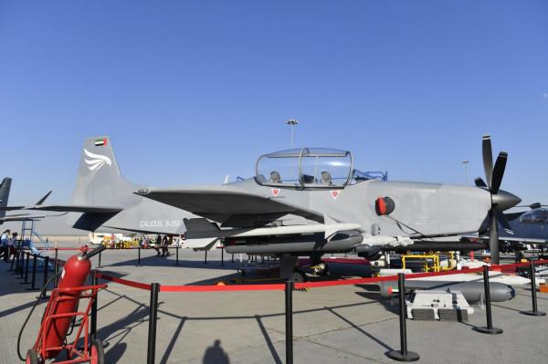 全球最大螺旋槳戰機亮相迪拜航展，12個外掛架裝滿導彈，威風凜凜