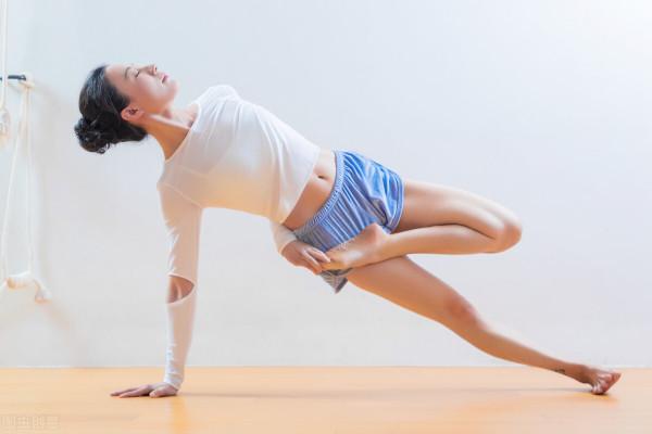 適合懶人的健身方式刷著手機也能做的臀腿訓，趕緊行動起來吧