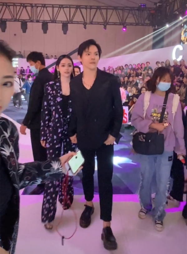 郭碧婷越來越像婆婆向太,穿印花西裝配大背頭,連氣質都一樣了 郭碧婷越來越像婆婆向太,穿印花西裝配大背頭,連氣質都一樣了