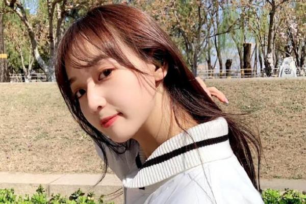 都美竹被曝退學,發文帶貨成“網紅臉”,與王思聰互關疑似要出道 都美竹被曝退學,發文帶貨成“網紅臉”,與王思聰互關疑似要出道