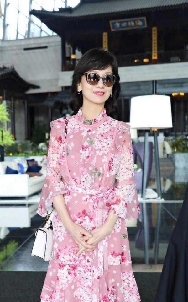 趙雅芝時隔29年再遊青城山,穿粉色長裙身材纖細,配長髮好顯年輕 趙雅芝時隔29年再遊青城山,穿粉色長裙身材纖細,配長髮好顯年輕