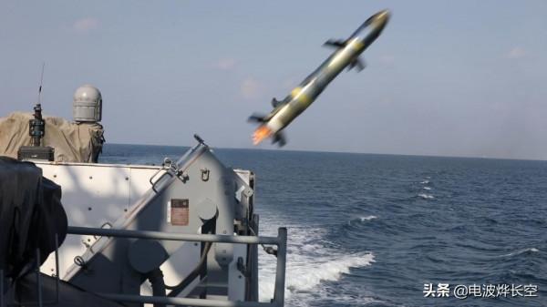 專門對付伊朗小艇！美軍試射迷你反小艇導彈，重量比89式機槍還輕