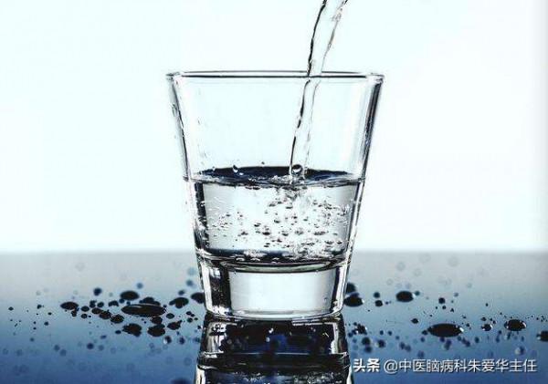 晨起一杯水，有效預防腦梗？