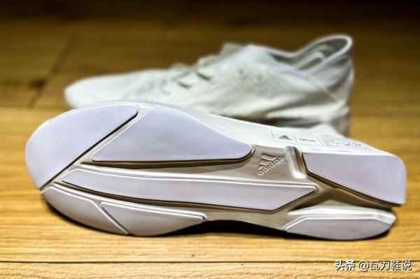 與地球和諧共生｜阿迪達斯再生材料跑鞋實拍