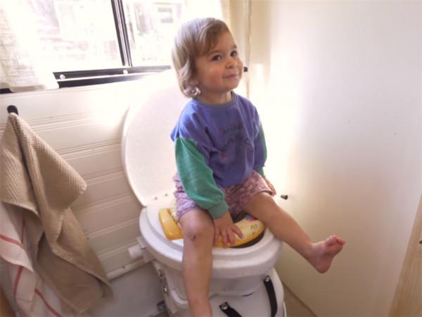 一家四口低價買2001年廢舊大巴，將22㎡空間變成蝸居，生活太幸福