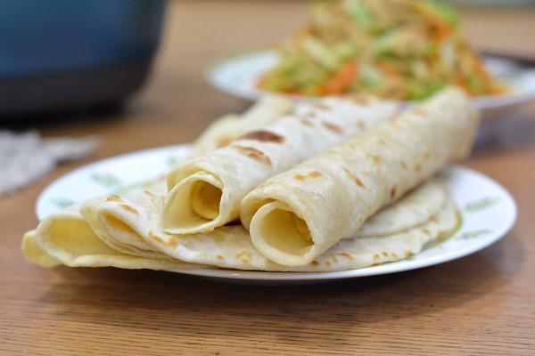 2分鐘出鍋的烙薄餅，又軟又香卷著吃，用涼水還是熱水揉麵不挑剔