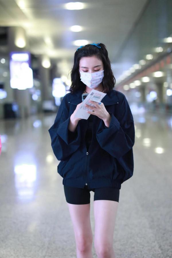 機場抓拍娛樂圈的小花私服，你更喜歡誰