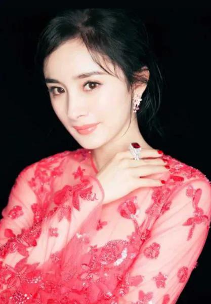 楊冪遭親大伯吐槽：高考583分，成績不好只能做演員