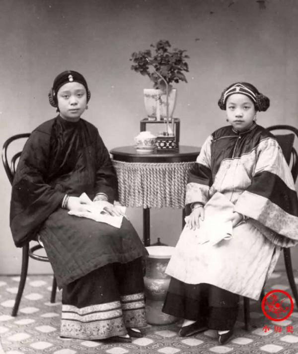 晚清老照片：尚書身穿裘皮長袍盡顯華貴，新郎新娘合影表情拘謹