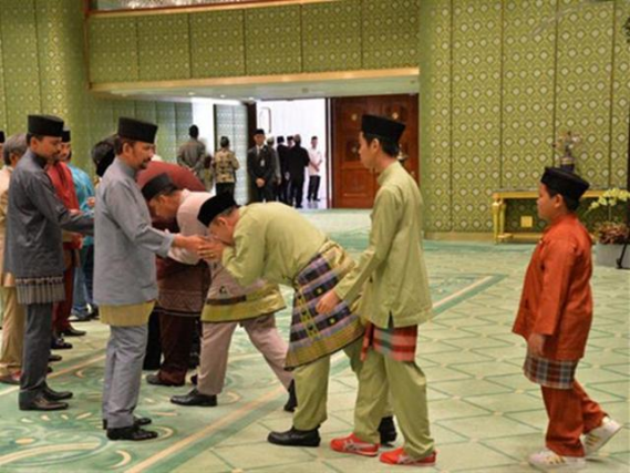 汶萊最壕國王，用黃金馬桶，給馬廄裝空調，同時富養46萬人