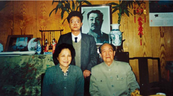 一乞丐冒死救下3歲女孩,視為親生骨肉,臨終前:你的生父是賀龍 一乞丐冒死救下3歲女孩,視為親生骨肉,臨終前:你的生父是賀龍