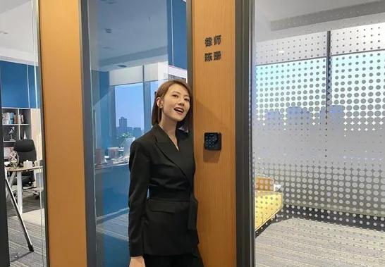 高圓圓出現晚會被拍，打扮驚豔氣質超群，和朋友喝酒熱聊