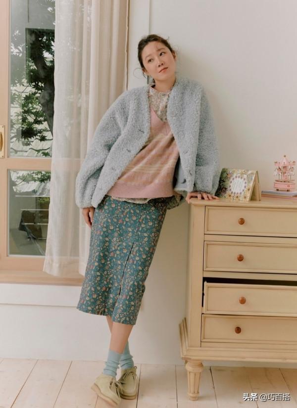 孔孝真最新照片釋出，各種保暖單品齊上陣，時尚感一點不輸小年輕