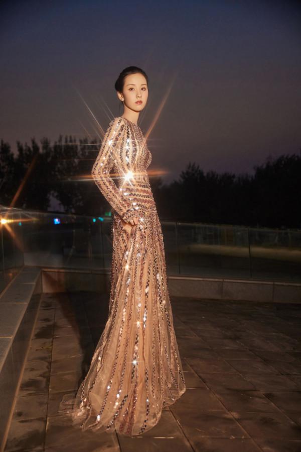 陳都靈薄荷色禮服渲染秋日溫柔 大秀天鵝頸+鎖骨殺誘惑力滿分 陳都靈薄荷色禮服渲染秋日溫柔 大秀天鵝頸+鎖骨殺誘惑力滿分