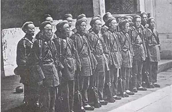 湘西巨匪徐漢章的逃亡路:5千部下被全殲,“整容換臉”當泥瓦匠 湘西巨匪徐漢章的逃亡路:5千部下被全殲,“整容換臉”當泥瓦匠