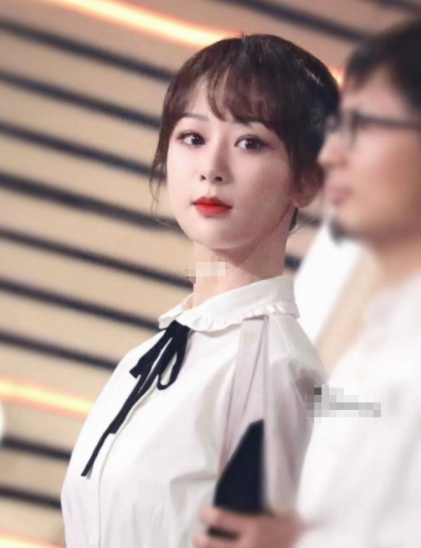 楊紫的臉蛋真挺飽滿的，但臉上泛油光，娃娃領造型看著很有文藝感