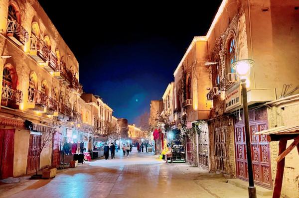 慵懶的喀什，當地人中午才起床，半夜街上很多俊男靚女