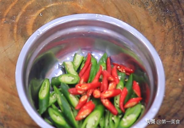 廚師長做的粉絲炒包菜，不用加水直接下鍋炒，口感勁道還不粘鍋