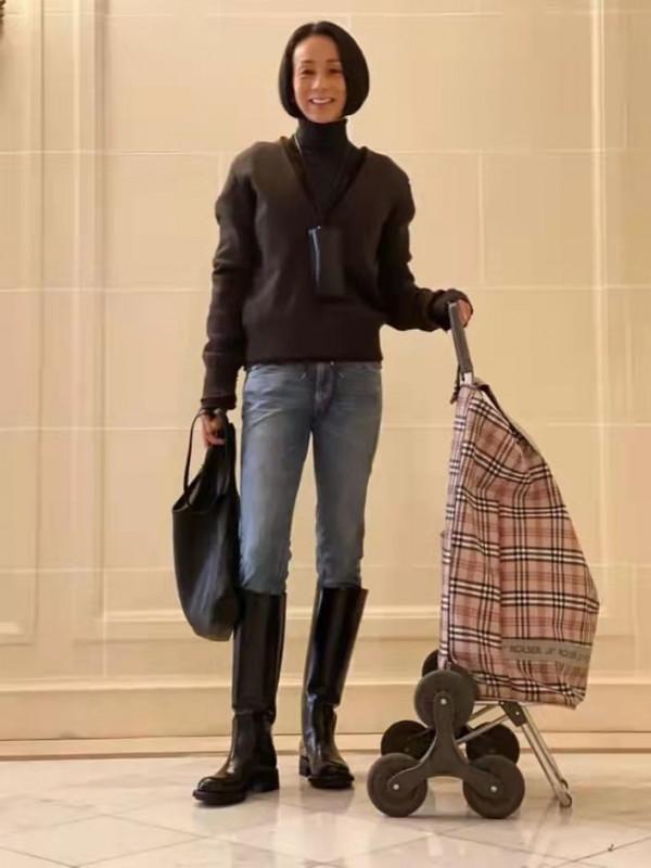 60歲女人氣質再好穿衣也別花哨，學她這樣穿，演繹歲月不敗美人