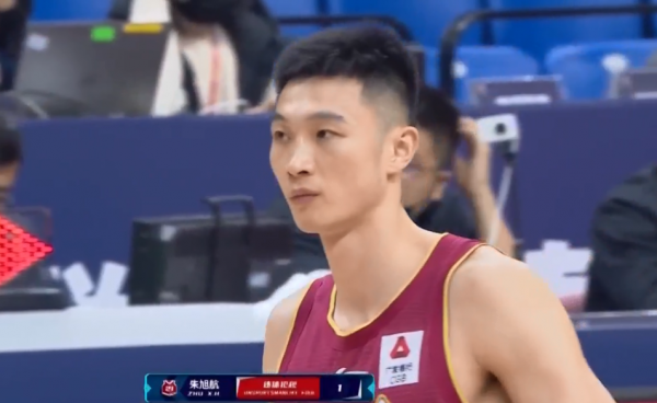 重罰朱旭航！故意墊腳張展瑋被吹違體犯規，易建聯都看不慣想打他