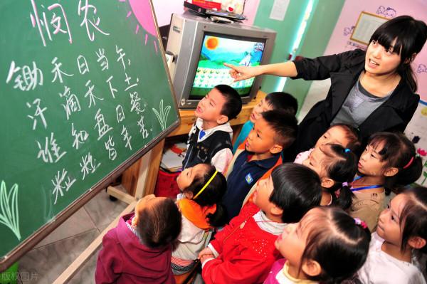 高階語文教師為何讓孩子3歲背唐詩?聽完解釋後,媽媽們紛紛效仿 高階語文教師為何讓孩子3歲背唐詩?聽完解釋後,媽媽們紛紛效仿