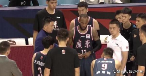 慘敗26分！廣東兩連敗送43次失誤+阿聯19中5，杜鋒怒吼：拍戰術板