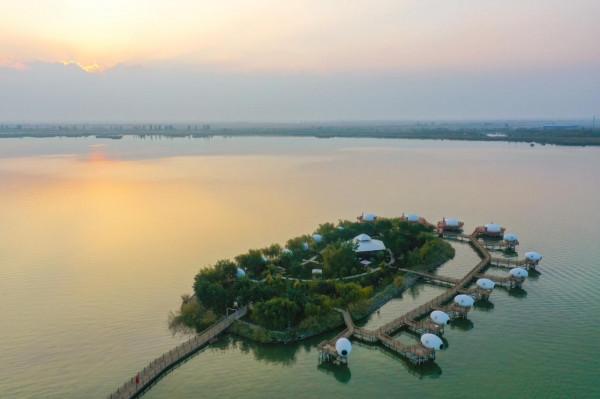 沙湖邊的超級網紅酒店，住在蛋裡是什麼樣的體驗