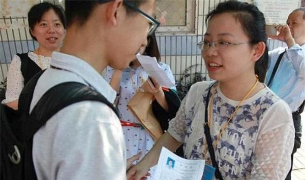 中考在即,父母需要“全路線陪同考試”嗎?父母的看法很現實 中考在即,父母需要“全路線陪同考試”嗎?父母的看法很現實