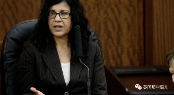 她用高跟鞋連扎25下將男友殺死，然而她卻有完全不同的說法