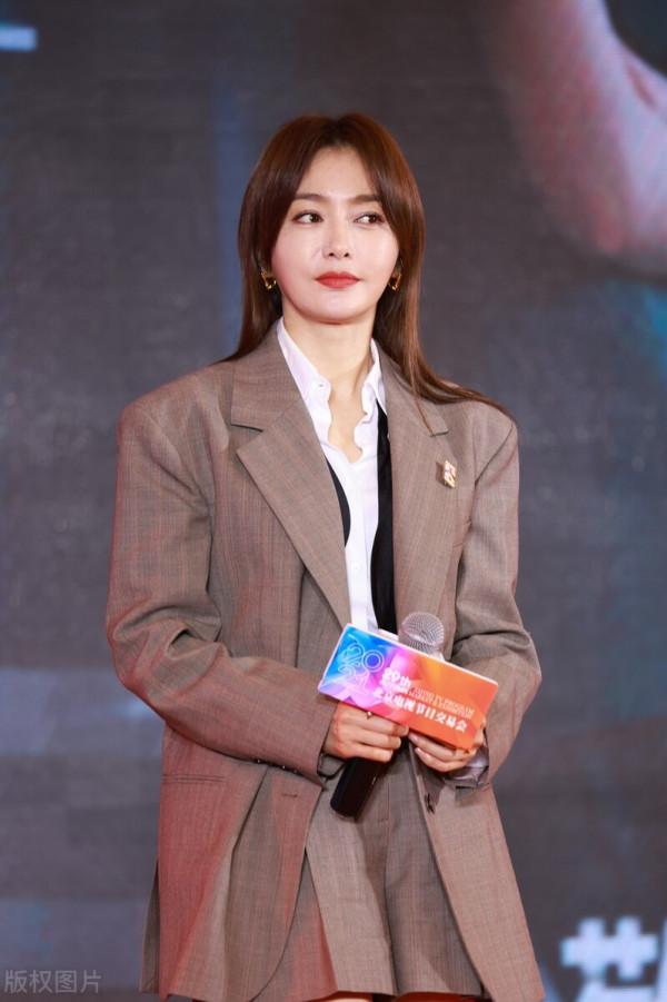 秦嵐亮相第29屆北京電視節目交易會,穿灰色西裝套裝秀大長腿 秦嵐亮相第29屆北京電視節目交易會,穿灰色西裝套裝秀大長腿