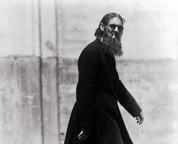 不死妖僧吃8塊劇毒蛋糕，讓親王為其獻唱，閉眼後抬頭：換個調子