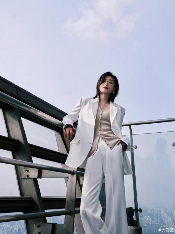 萬茜白西裝造型來襲，擺拍非常酷，可美可颯