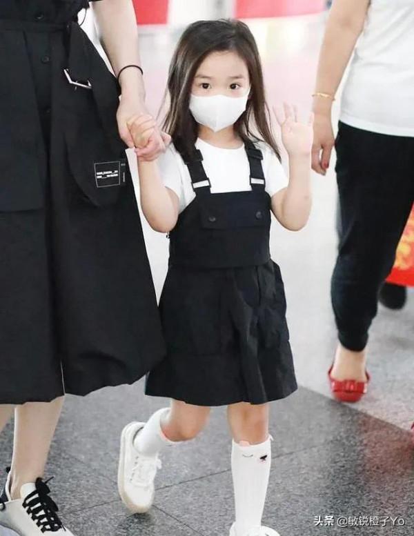 偶遇董璇帶女兒機場現身,溫馨快樂,小女孩酒窩可愛 偶遇董璇帶女兒機場現身,溫馨快樂,小女孩酒窩可愛