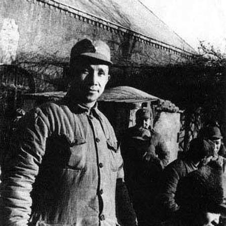 高郵戰役，粟裕接見投降的日本軍官，巖奇大佐雙手捧起一把紫光刀