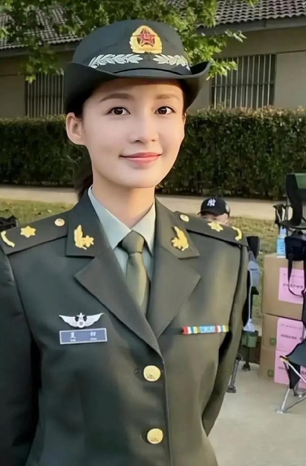 李沁穿上警服美照漂亮嗎? 李沁穿上警服美照漂亮嗎?