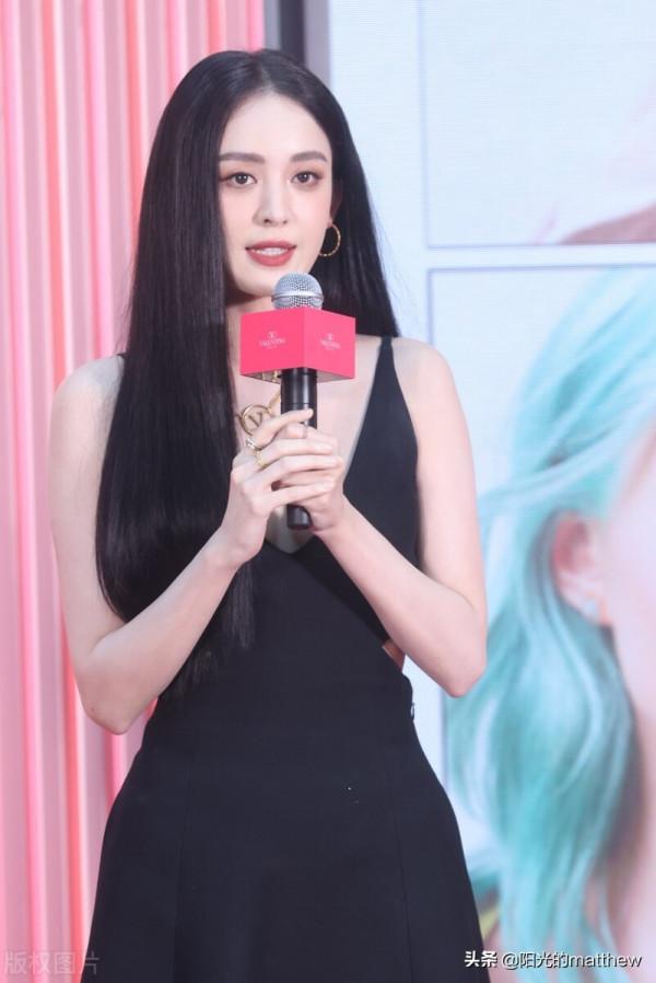 古力娜扎一襲黑色無袖長裙+金色項鍊簡約高階