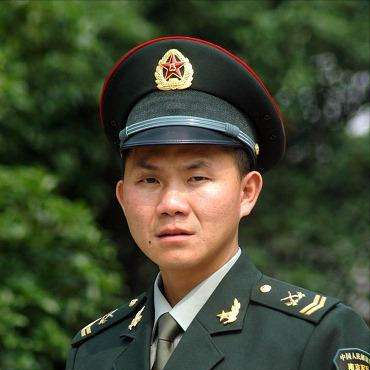 2001年，解放軍戰士火車上聯手製服74名歹徒，為何事後不肯現身？