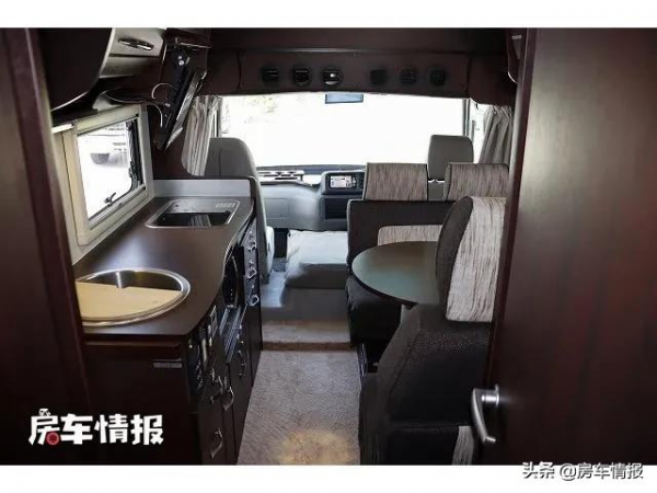 豐田中巴房車,4.0L柴油動力足,大空間像家一樣三代同堂也住得下 豐田中巴房車,4.0L柴油動力足,大空間像家一樣三代同堂也住得下