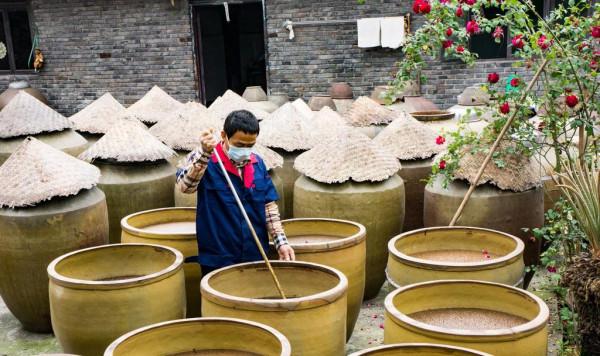 自貢古法曬醋:2萬個“醋罈子”露天晾曬 千天曬出幸福“百味” 自貢古法曬醋:2萬個“醋罈子”露天晾曬 千天曬出幸福“百味”