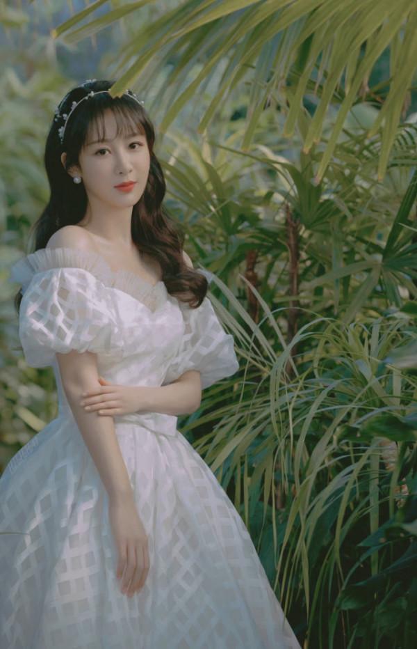 楊紫拍完戲就大爆發！穿婚紗入場驚豔眾人，披秀髮美成偶像劇女主