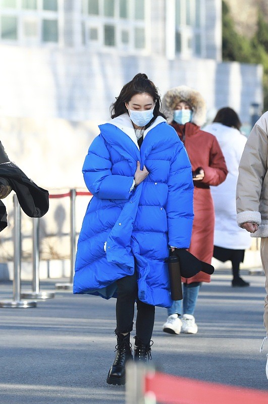 “媽系女星”張小斐生圖真美，穿亮橘色連衣裙好貴氣，挺有豪門感