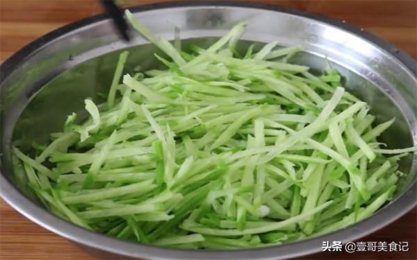 秋天蘿蔔最過癮的吃法,加1塊五花肉,不燉不炒,上桌連汁都不剩 秋天蘿蔔最過癮的吃法,加1塊五花肉,不燉不炒,上桌連汁都不剩