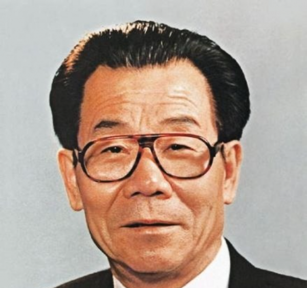 李瑞環的退休生活：默默資助貧困大學生，醉心京劇改編