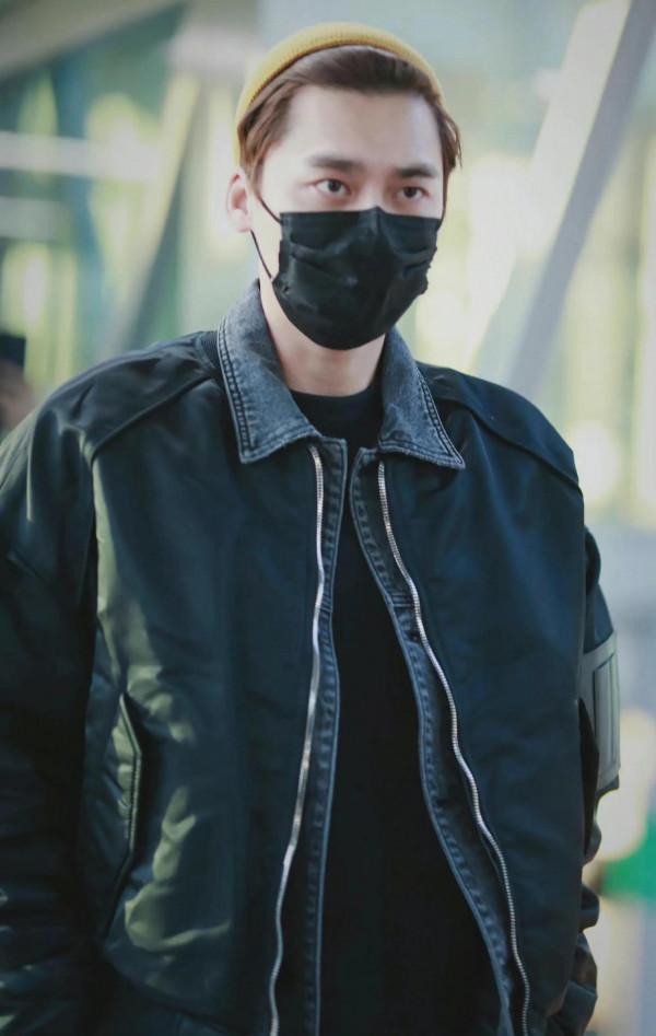李易峰機場私服，身穿皮衣套牛仔服，頭戴針織帽顯得更加可愛帥氣