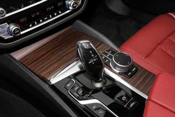 體驗寶馬5系PHEV，6.7秒破百帶空氣懸架，舒適與運動兼備