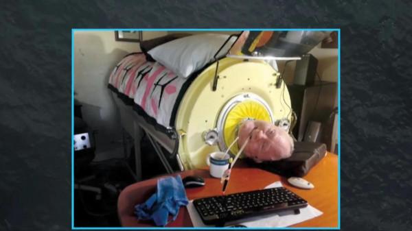 為了活命，男人在鐵桶中一躺就是70年，一生從未離開過鐵桶