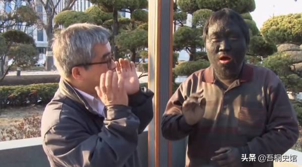 韓國大叔每天用鞋油抹臉，陪伴妹妹街頭流浪10年，只因親情的力量