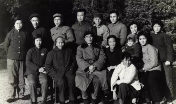 賀麓成與母親賀怡離別14年，相見不相識，為兒女改姓紀念毛主席