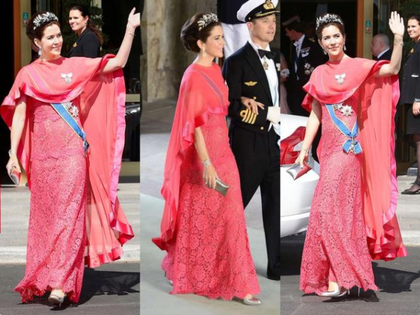 丹麥王室一家六口上電視，王儲妃紅裙驚豔，約瑟芬公主波點裙甜美